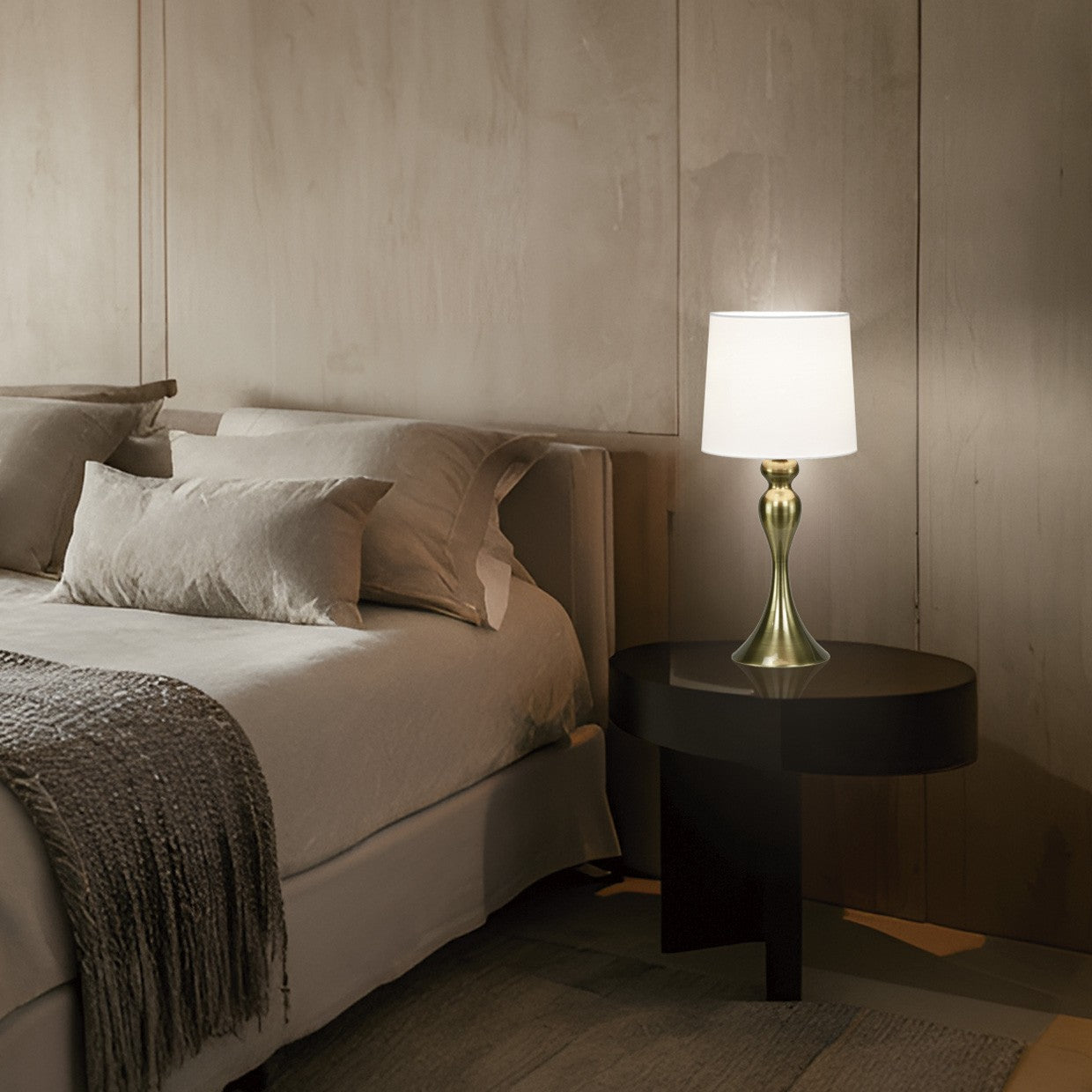 Lámpara sobremesa Lola instalada en mesita de noche - Ambiente cálido y decorado