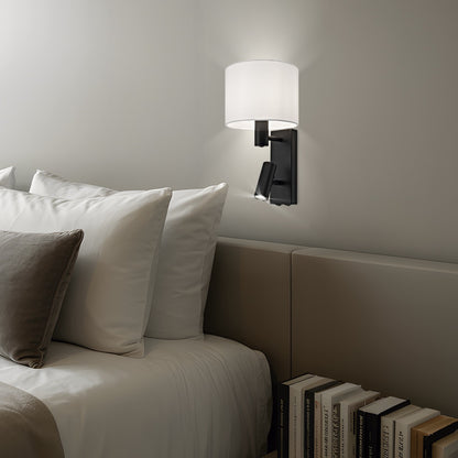 Aplique HERA instalado en pared de dormitorio - Ambiente acogedor