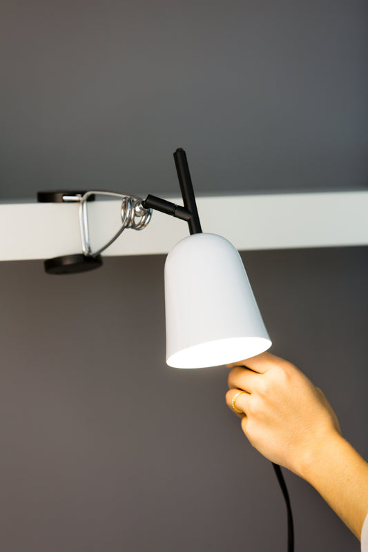 Lámpara de pinza Studio fabricada en aluminio color blanco, ideal para iluminar tu espacio