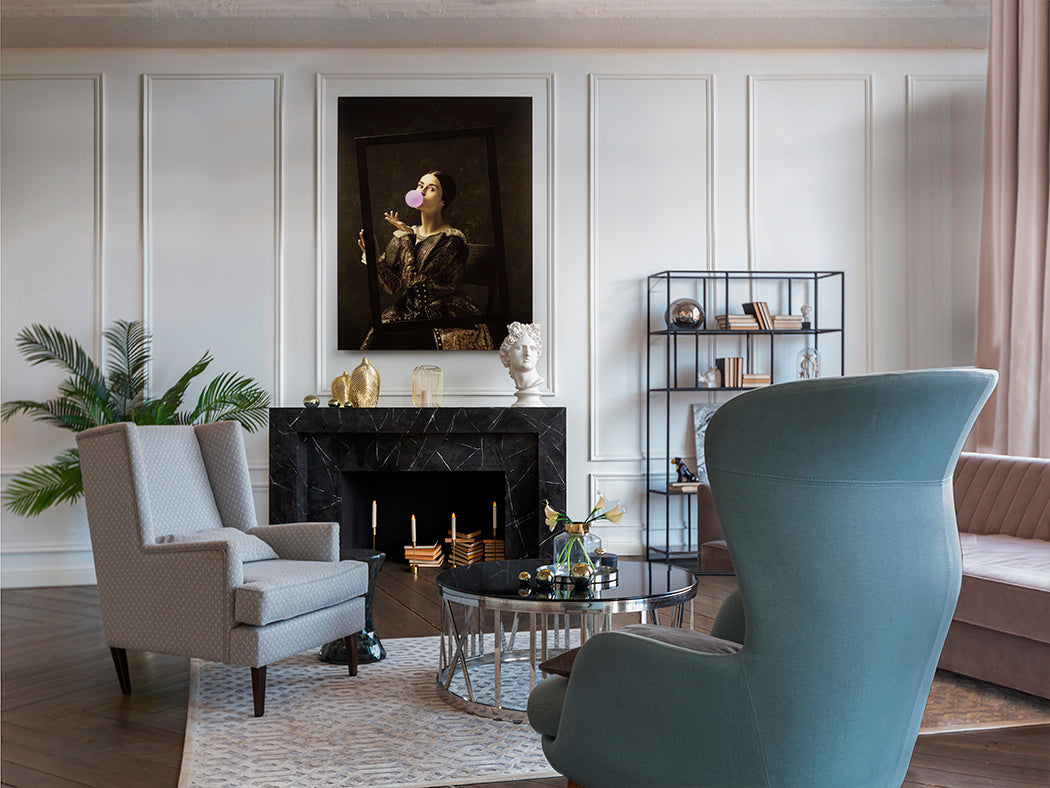 Ambiente de Cuadro sobre Cristal Bubble Gum de Schuller (Bubble Gum) con retrato clásico haciendo pompa de chicle - Ref 529600.
