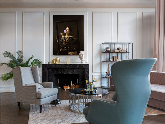 Ambiente de Cuadro sobre Cristal Bubble Gum de Schuller (Bubble Gum) con retrato clásico haciendo pompa de chicle - Ref 529600.
