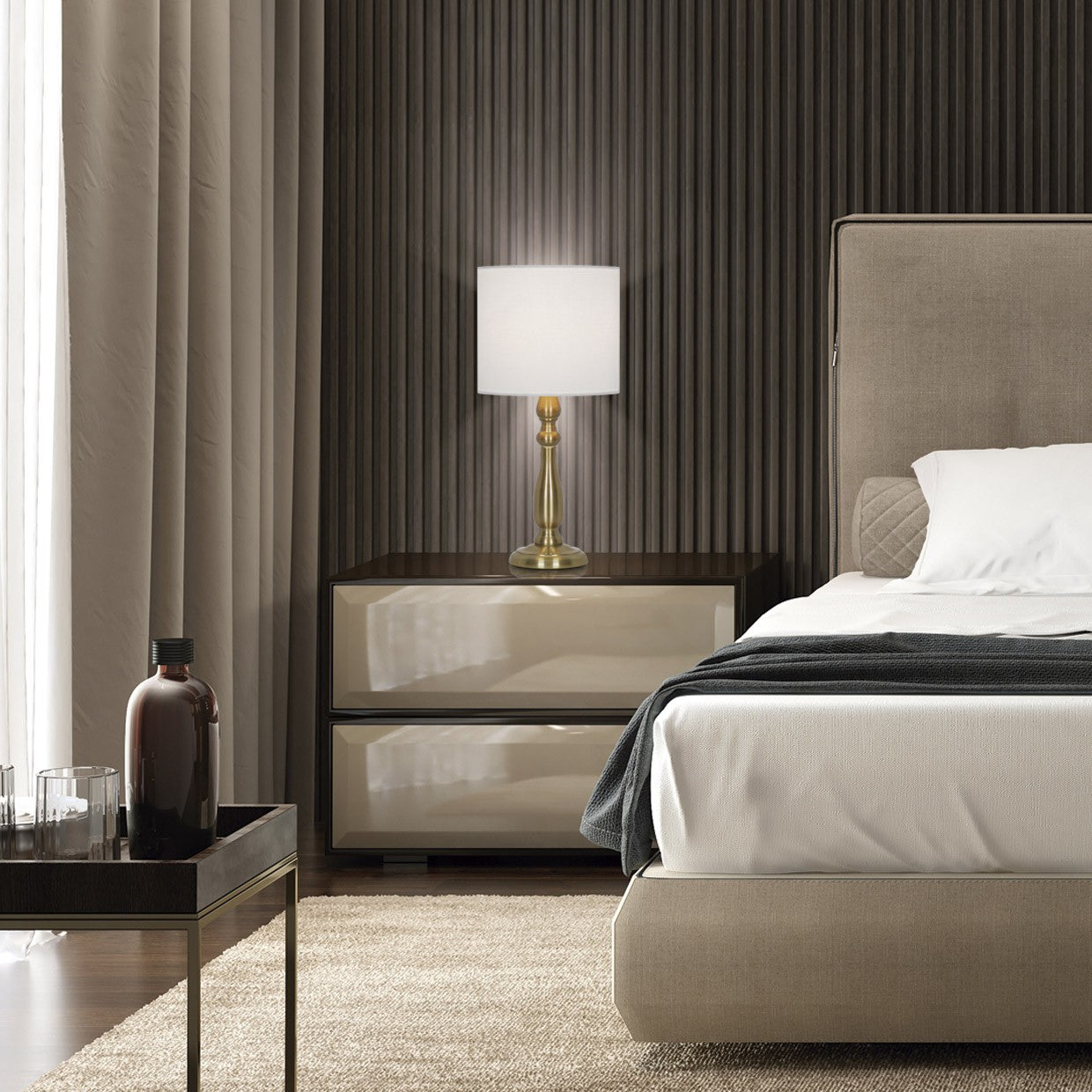 Lámpara sobremesa Gabón dorado envejecido instalada en mesita de noche - Ambiente cálido