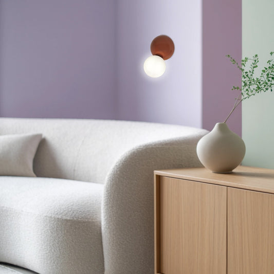 Aplique Mint Terracota instalado en pared de salón - Ambiente cálido