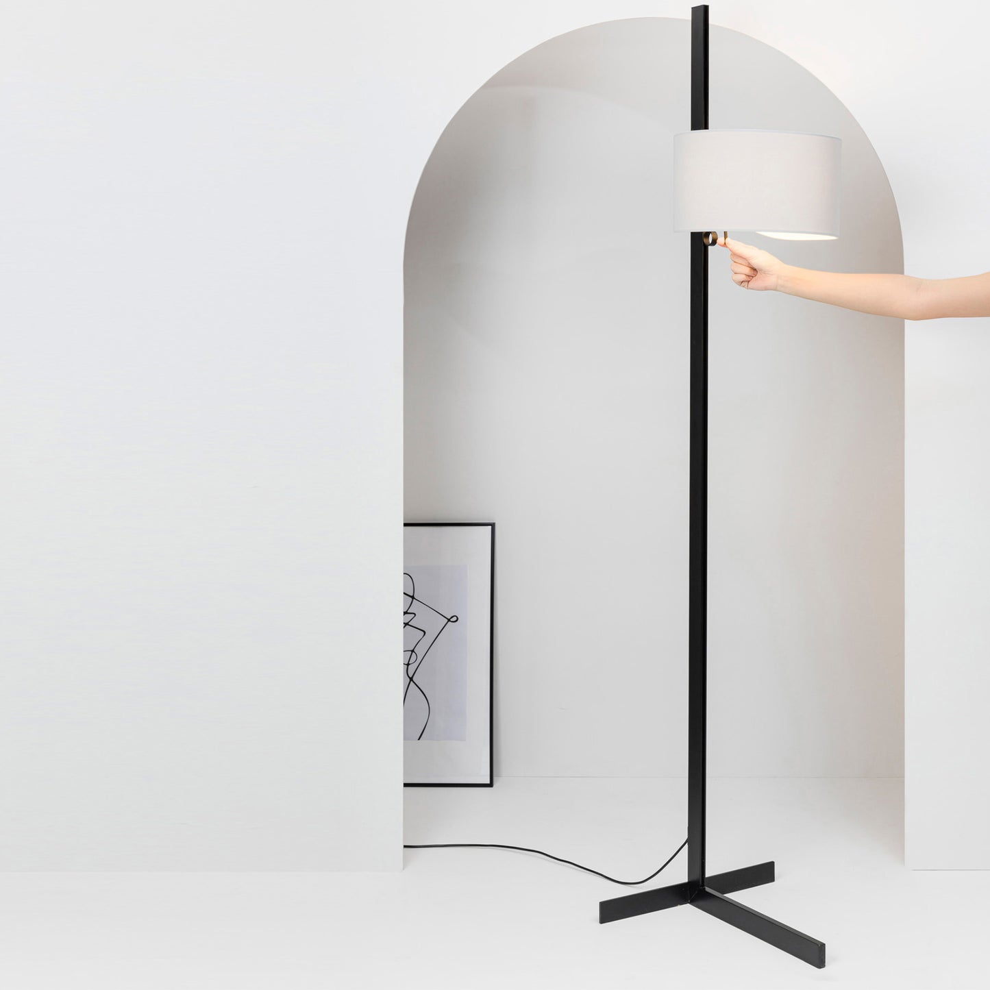 Lámpara STAND UP fabricada en aluminio color negro mate y pantalla gris