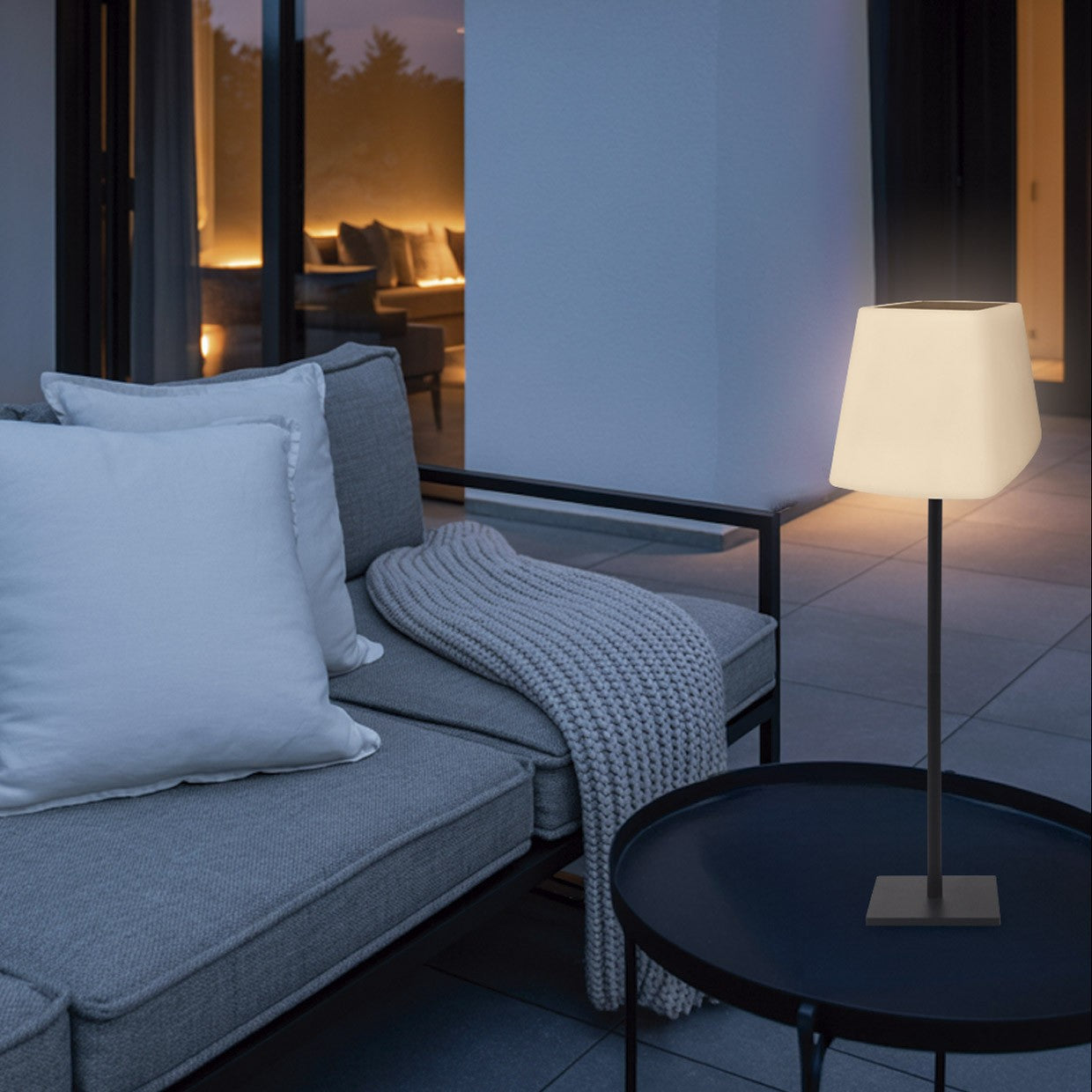 Lámpara solar Cube negro en modo sobremesa - Ambiente de terraza