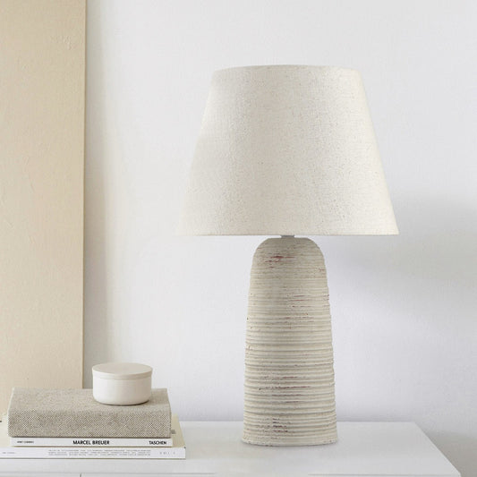 Rinconera Noola Beige colocada en rincón de sala decorada