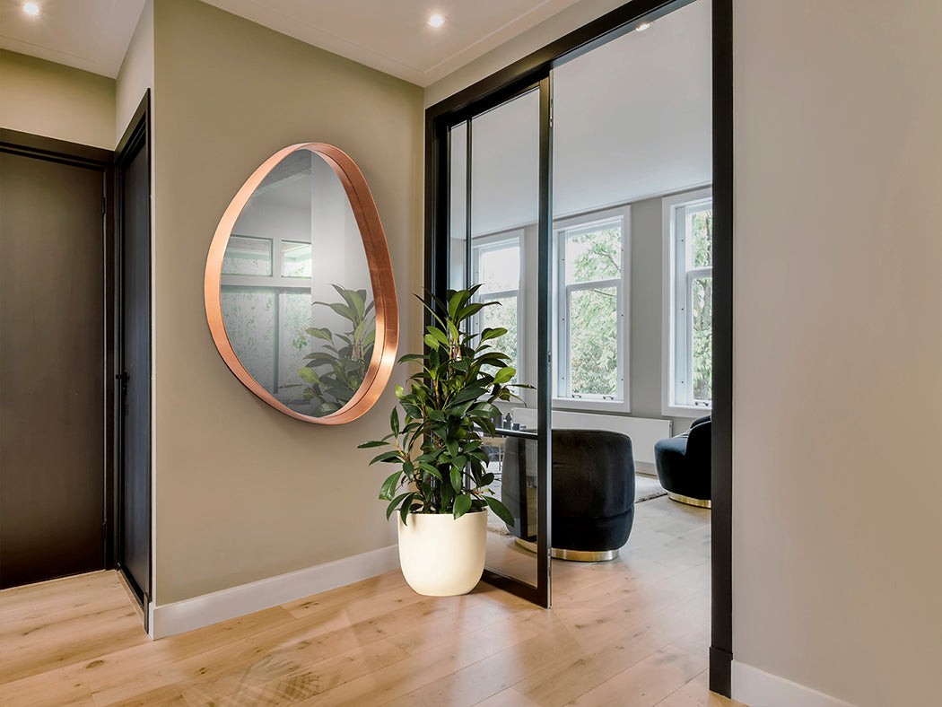 Ambiente de Espejo Decorativo Julie de Schuller (Julie) en color Pan de Oro Rosa con marco de forma orgánica - Ref 607216.
