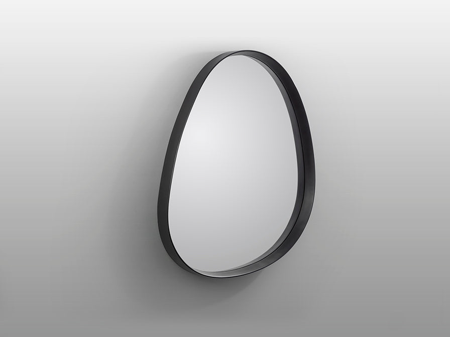 Espejo Decorativo Julie de Schuller (Julie) en color Negro Mate con forma orgánica irregular - Ref 607230.
