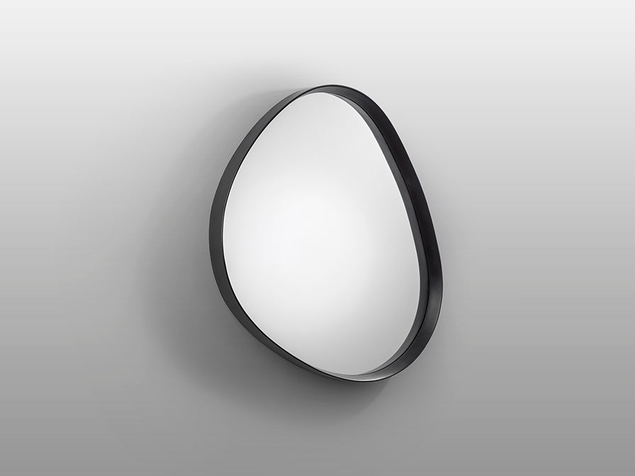 Vertical Espejo Decorativo Julie de Schuller (Julie) en color Negro Mate con forma orgánica irregular - Ref 607230.
