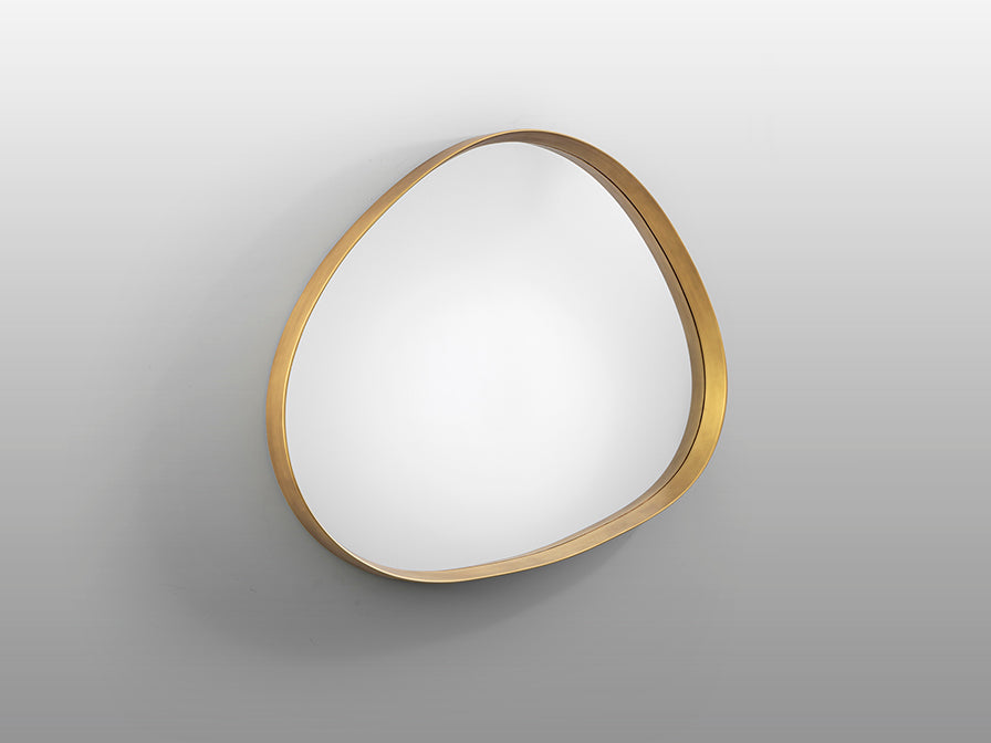 Inclinado de Espejo Decorativo de pared grande Julie de Schuller (Julie) con forma orgánica y marco dorado - Ref 607247.

