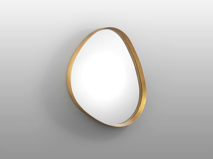 Espejo Decorativo de pared grande Julie de Schuller (Julie) con forma orgánica y marco dorado - Ref 607247.

