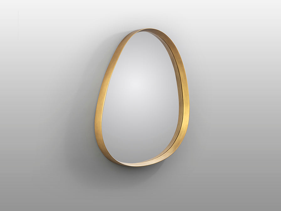 Instalacion vertical de Espejo Decorativo de pared grande Julie de Schuller (Julie) con forma orgánica y marco dorado - Ref 607247.

