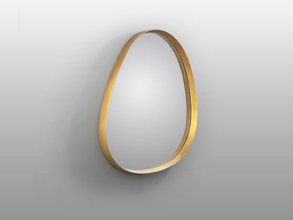 Instalacion vertical de Espejo Decorativo de pared grande Julie de Schuller (Julie) con forma orgánica y marco dorado - Ref 607247.

