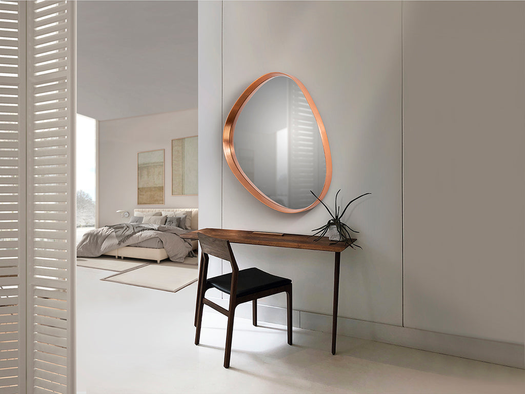 Ambiente de Espejo Decorativo de pared Julie de Schuller (Julie) con forma orgánica y marco artesanal en Pan de Oro Rosa - Ref 607322.

