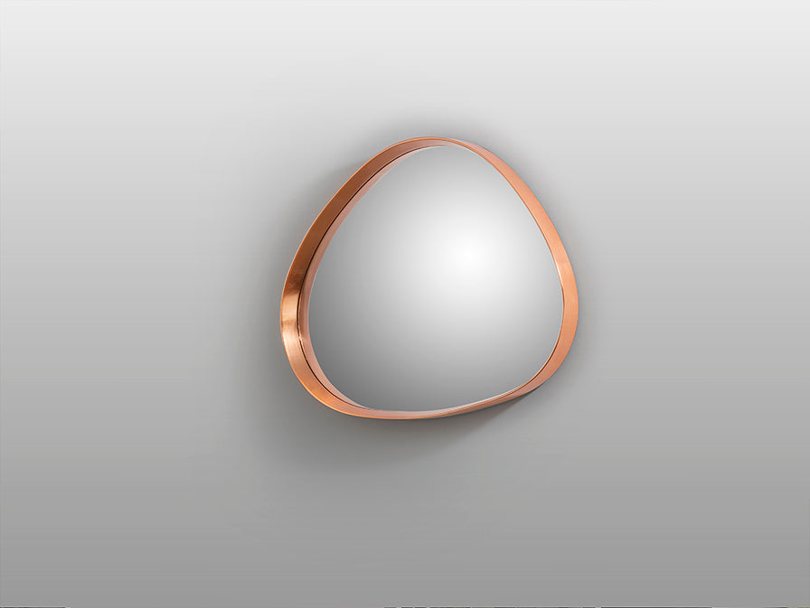 Inclinado de Espejo Decorativo de pared Julie de Schuller (Julie) con forma orgánica y marco artesanal en Pan de Oro Rosa - Ref 607322.

