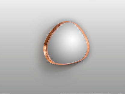 Inclinado de Espejo Decorativo de pared Julie de Schuller (Julie) con forma orgánica y marco artesanal en Pan de Oro Rosa - Ref 607322.

