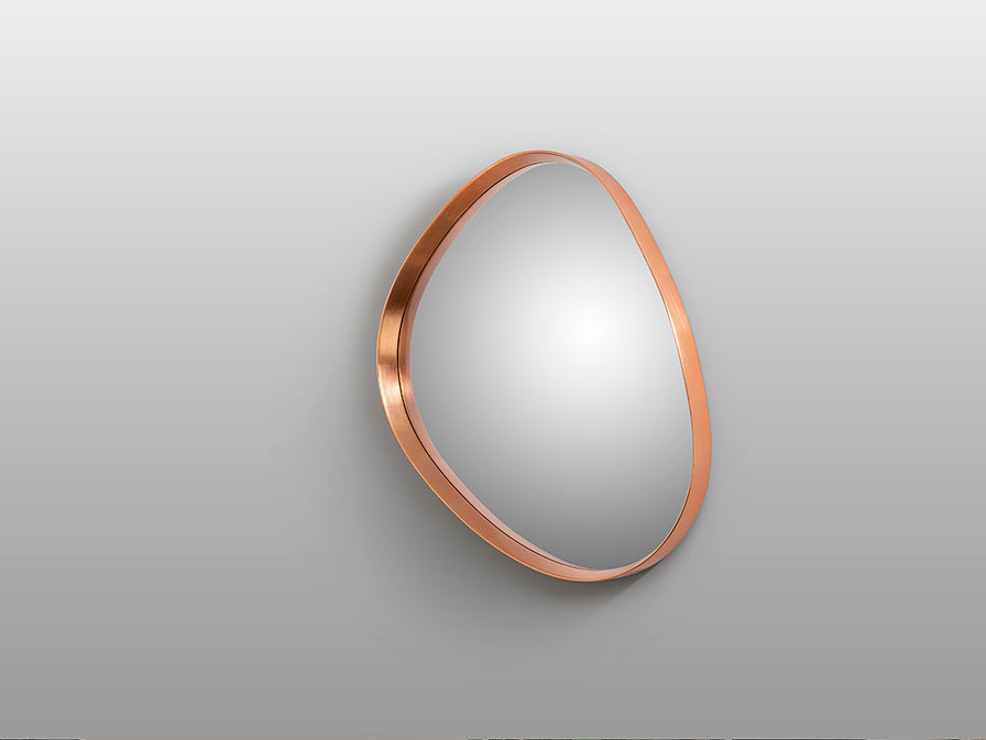 Posicion 2 del Espejo Decorativo de pared Julie de Schuller (Julie) con forma orgánica y marco artesanal en Pan de Oro Rosa - Ref 607322.

