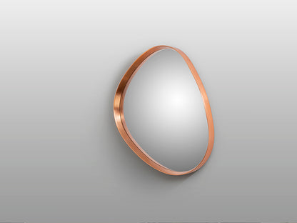 Posicion 2 del Espejo Decorativo de pared Julie de Schuller (Julie) con forma orgánica y marco artesanal en Pan de Oro Rosa - Ref 607322.

