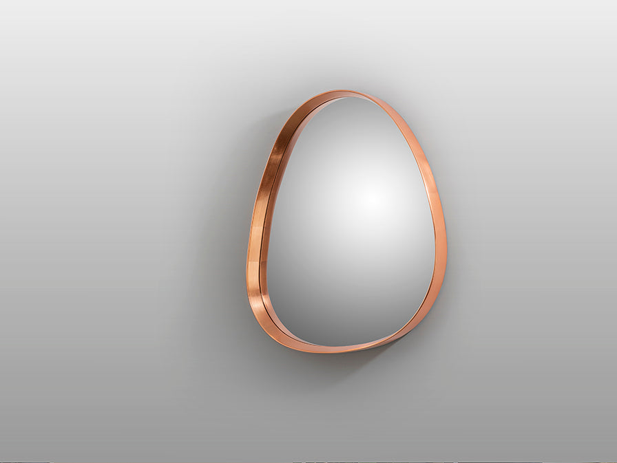 Espejo Decorativo de pared Julie de Schuller (Julie) con forma orgánica y marco artesanal en Pan de Oro Rosa - Ref 607322.

