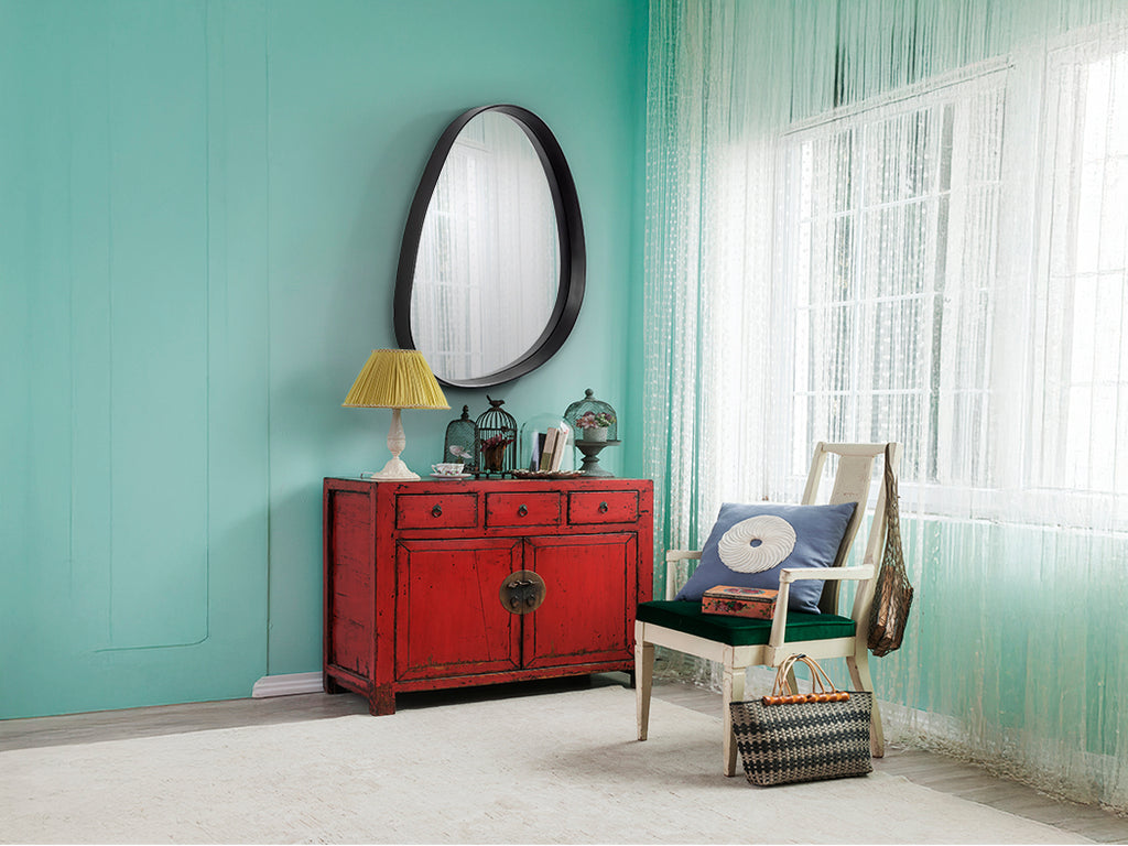 Ambiente de Espejo Decorativo de pared Julie de Schuller (Julie) con forma orgánica y marco negro - Ref 607339.

