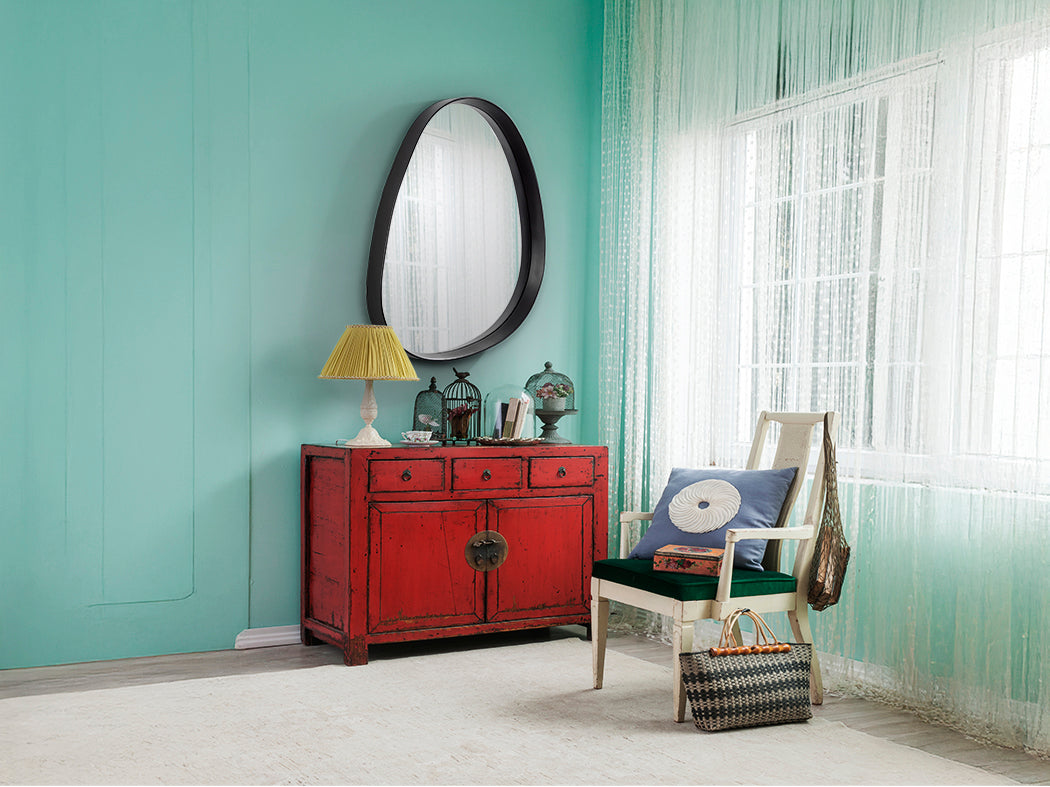 Ambiente de Espejo Decorativo de pared Julie de Schuller (Julie) con forma orgánica y marco negro - Ref 607339.

