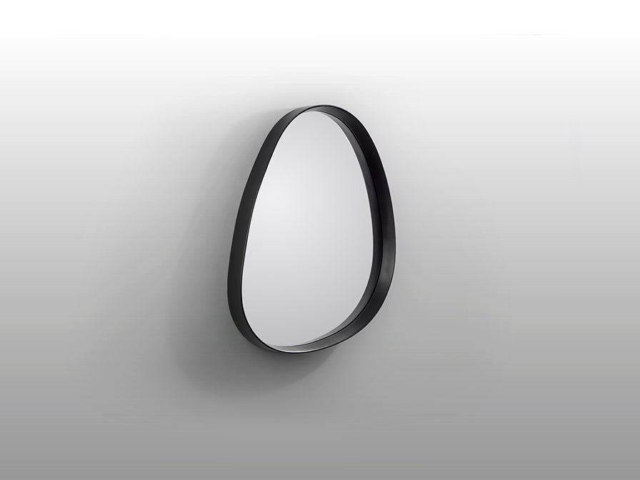 Espejo Decorativo de pared Julie de Schuller (Julie) con forma orgánica y marco negro - Ref 607339.

