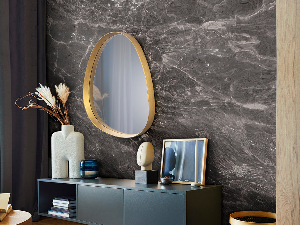 Ambiente de Espejo Decorativo de pared Julie de Schuller (Julie) con forma orgánica y marco dorado - Ref 607384.

