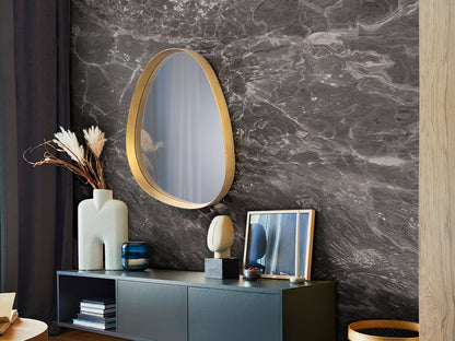 Ambiente de Espejo Decorativo de pared Julie de Schuller (Julie) con forma orgánica y marco dorado - Ref 607384.

