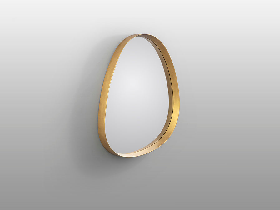 Espejo Decorativo de pared Julie de Schuller (Julie) con forma orgánica y marco dorado - Ref 607384.

