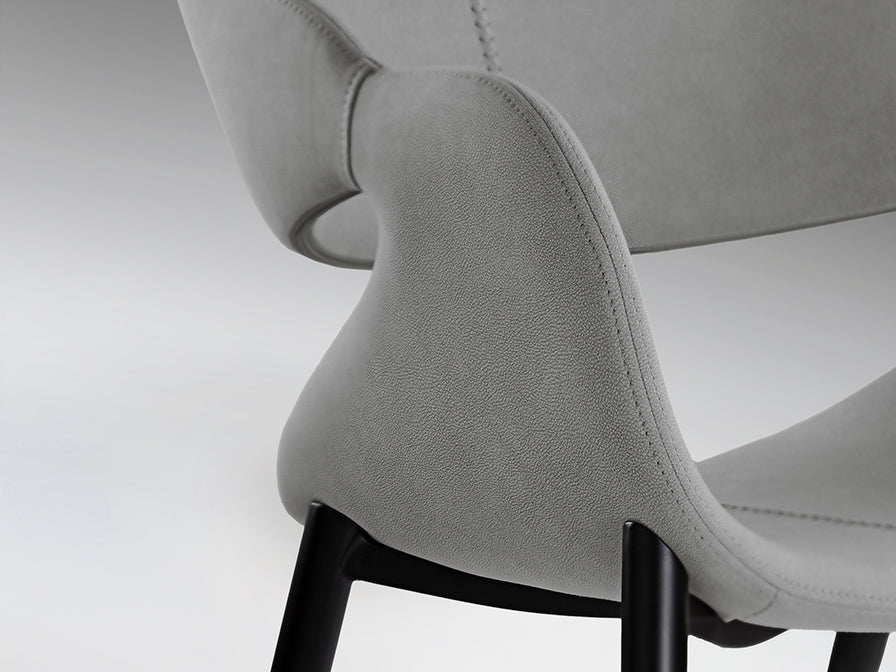 Detalle de costuras Sillón de Comedor de diseño Giro de Schuller (Giro) tapizado en Gris Claro con patas negras - Ref 629140.

