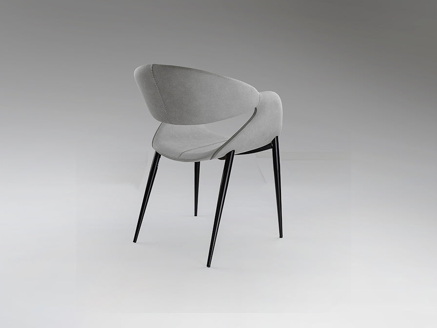 Parte trasera de Sillón de Comedor de diseño Giro de Schuller (Giro) tapizado en Gris Claro con patas negras - Ref 629140.

