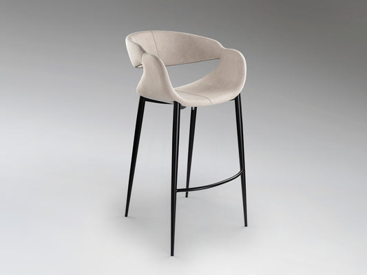 Taburete Alto con Respaldo Giro II Piedra y Negro Schuller en ambiente decorado | Schuller