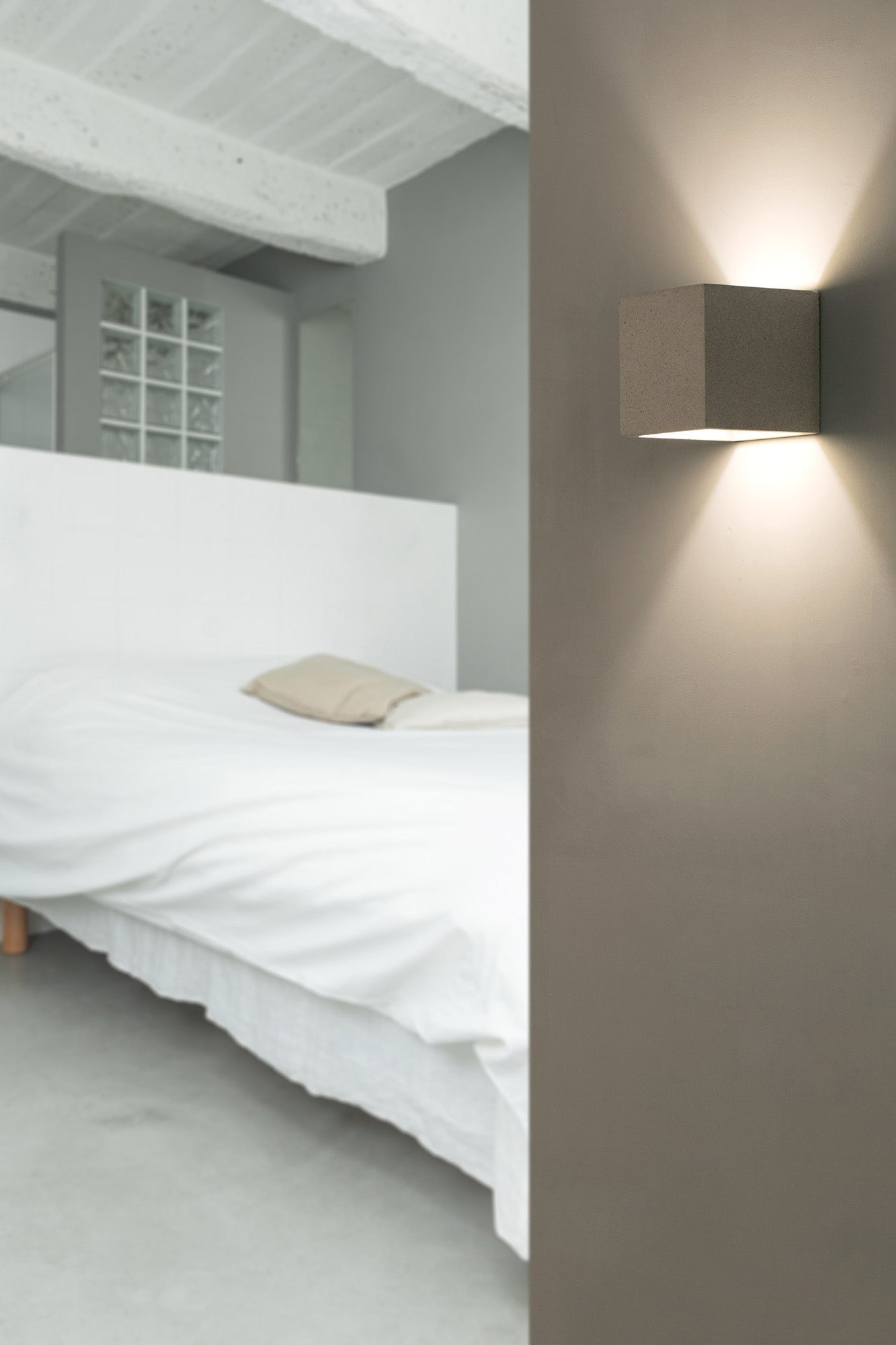 Aplique KAMEN fabricado en cemento color gris para iluminación indirecta