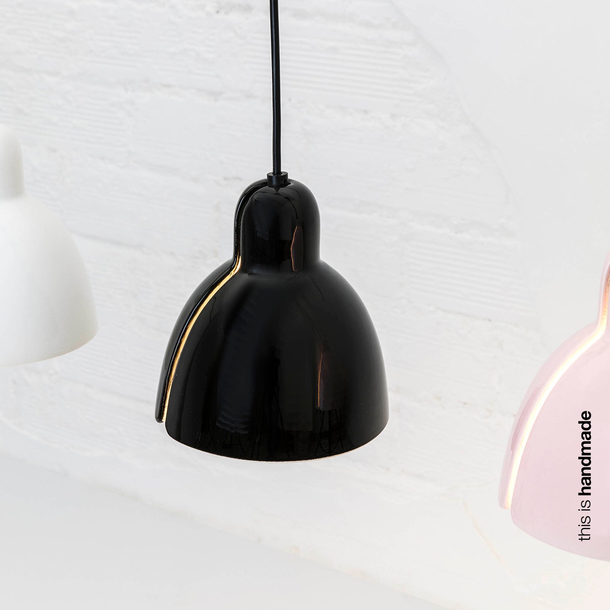 Lámpara VENICE fabricada en acero y cerámica color negro, diseño minimalista