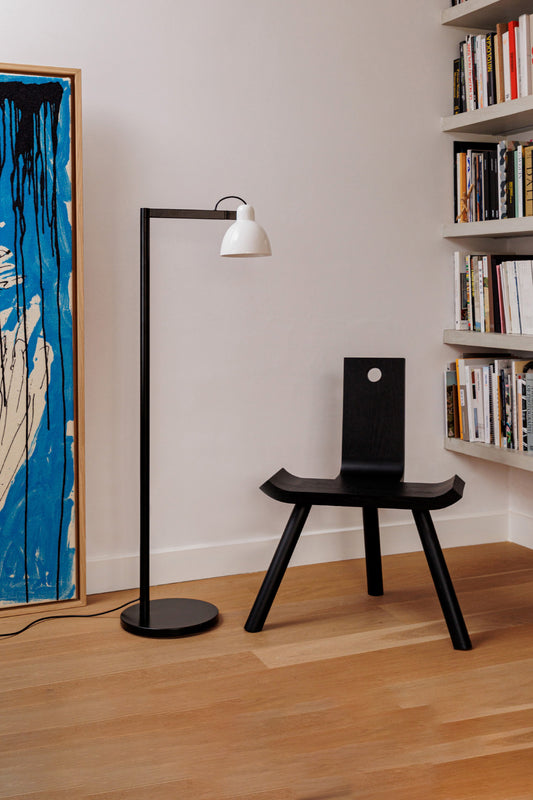 Lámpara Venice fabricada en acero color negro satinado, ideal para iluminar tu salón