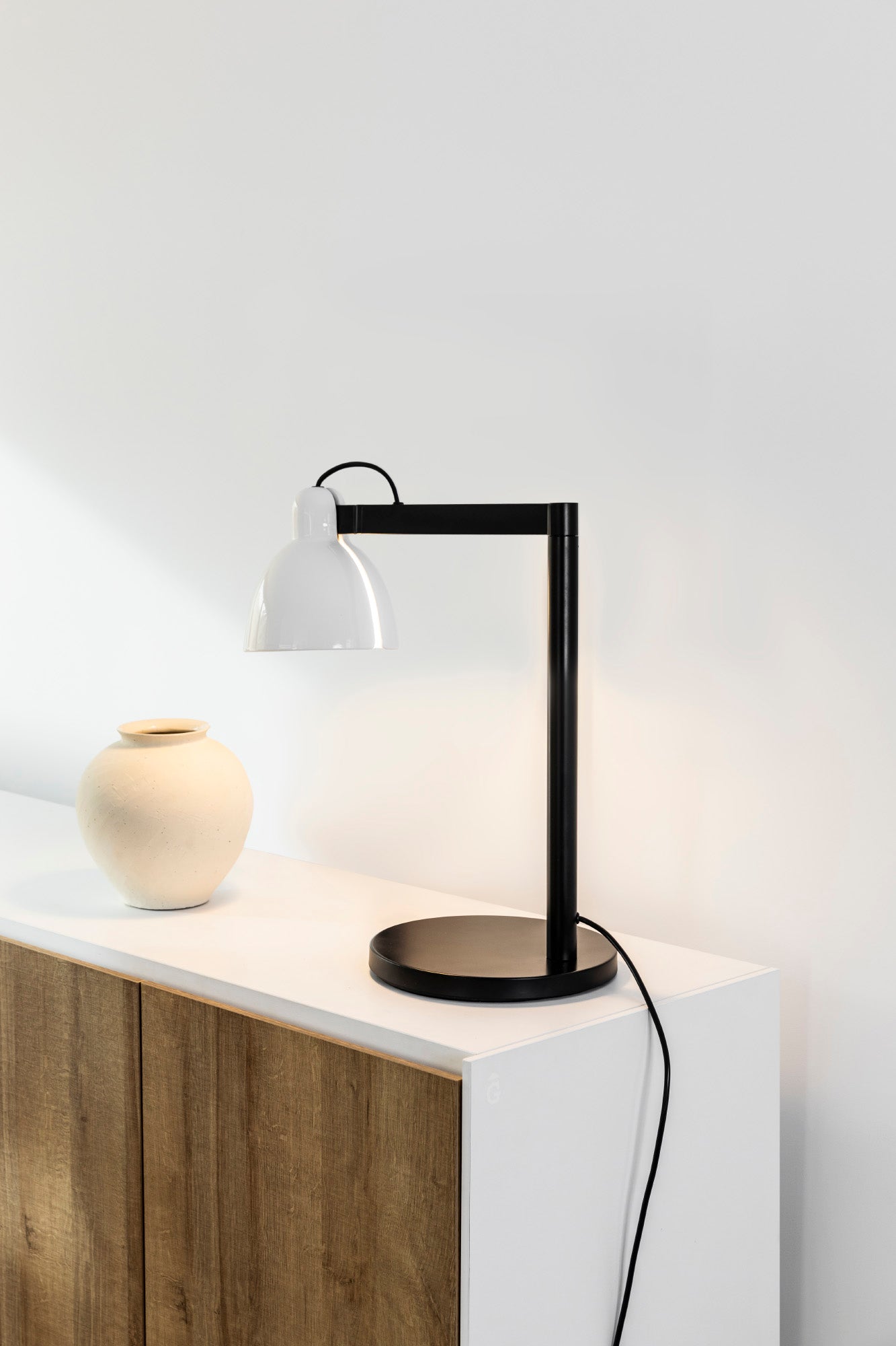 Lámpara VENICE fabricada en cerámica color blanco, con base de acero negro satinado
