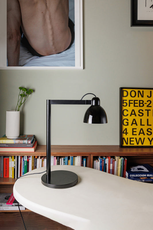 Lámpara Venice fabricada en acero color negro, con pantalla de cerámica brillante