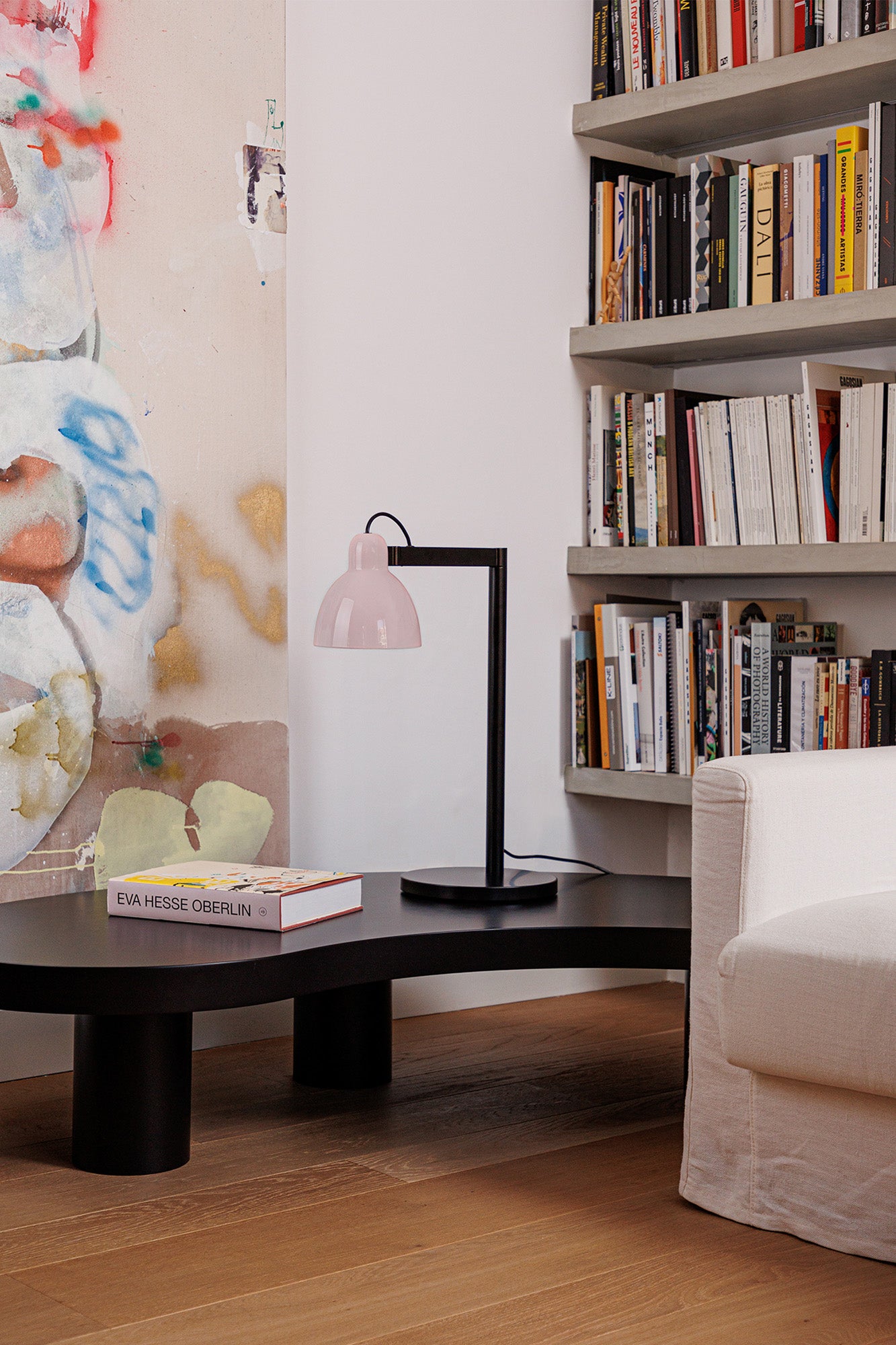 Lámpara VENICE fabricada en Acero color Negro, con pantalla Rosa de Cerámica