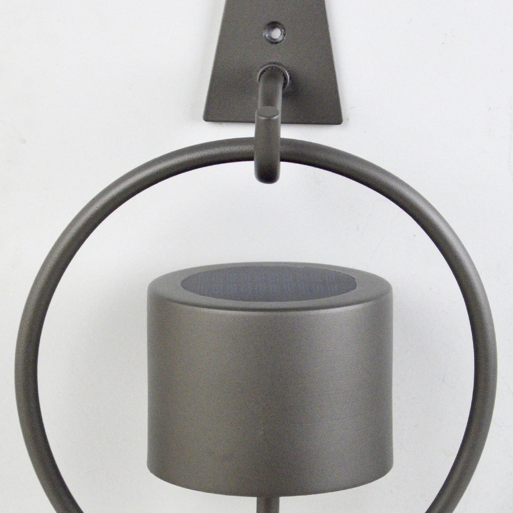 Detalle del panel solar y batería en aplique Bolano ALEMAR