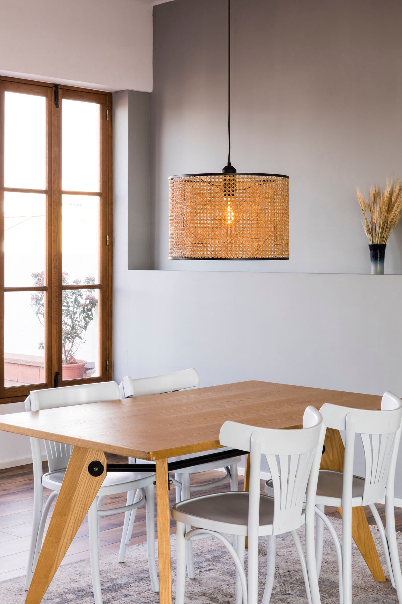 Lámpara MAMBO fabricada en acero color negro con ratán natural