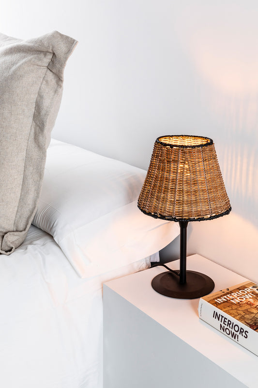 Lámpara SUMBA S Mini fabricada en Acero color Negro con pantalla de ratán