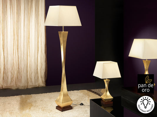 Lámpara de Pie Deco 172 cm Oro y Nogal con Pantalla Seda Schuller en ambiente decorado | Schuller