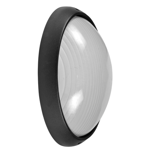 Aplique Vega fabricado en aluminio color negro, ideal para iluminar patios y jardines.