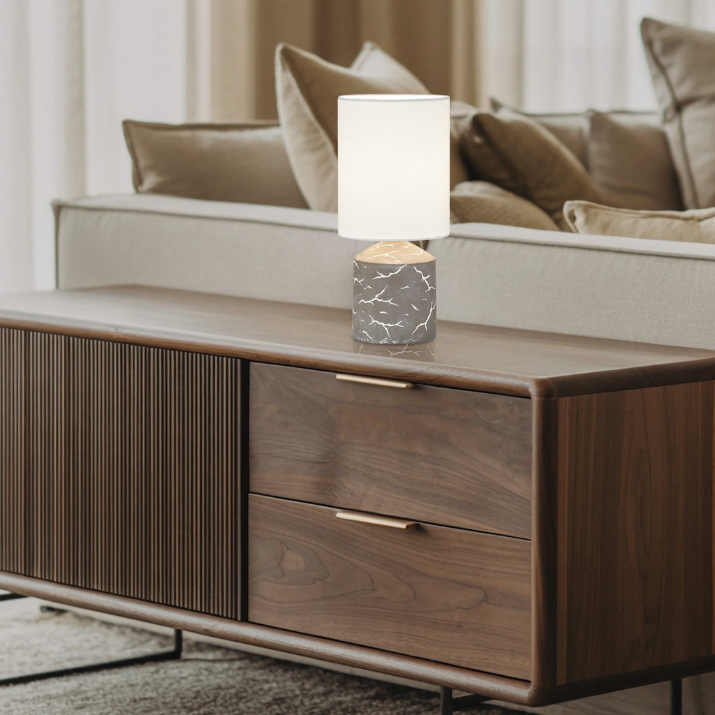 Lámpara Kitsu Topo instalada en mesa de salón - Ambiente decorado