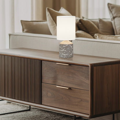 Lámpara Kitsu Topo instalada en mesa de salón - Ambiente decorado