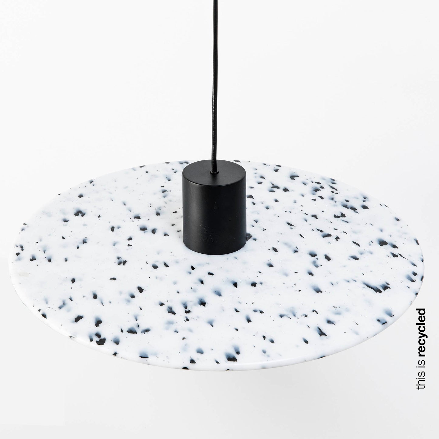 Lámpara Confetti fabricada en aluminio negro mate y PET reciclado blanco y negro