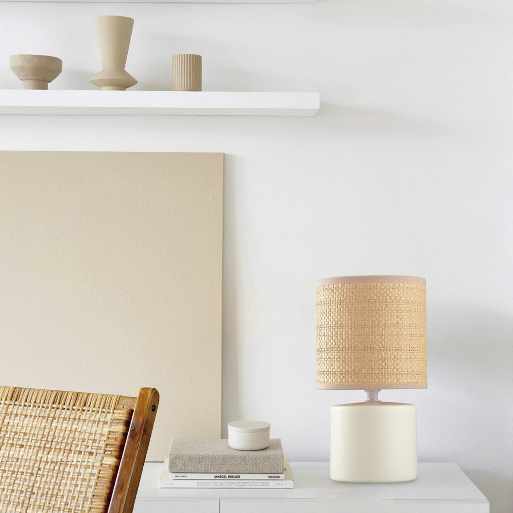 Lámpara sobremesa Malia instalada en mesita de noche - Ambiente dormitorio