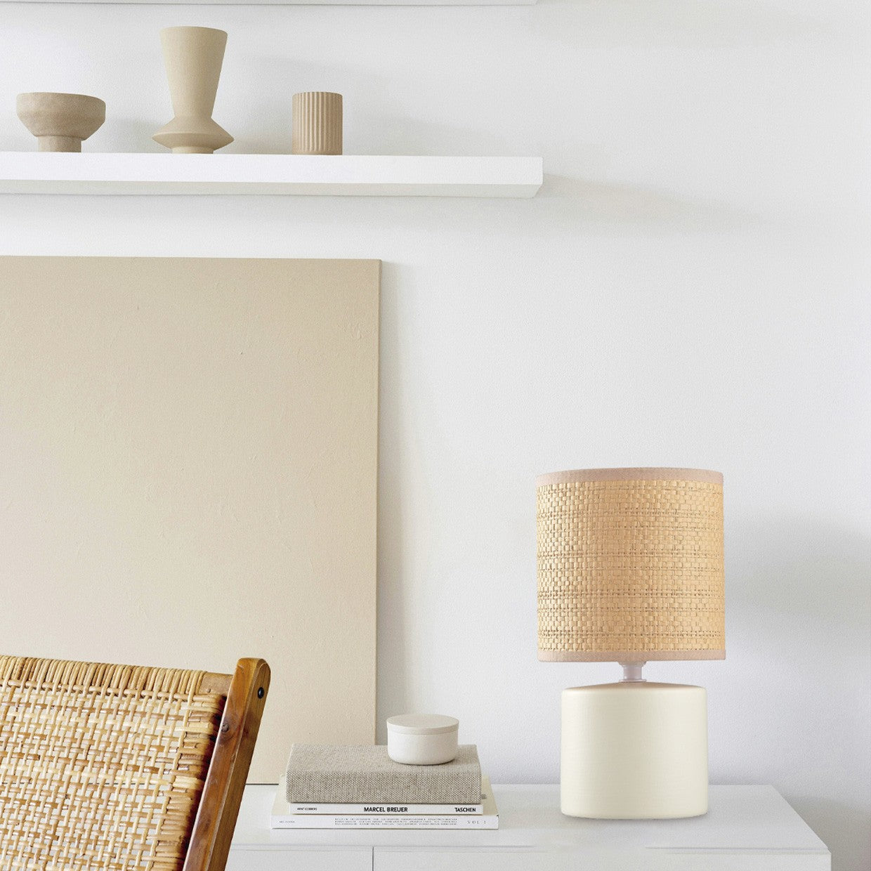 Lámpara sobremesa Malia instalada en mesita de noche - Ambiente dormitorio