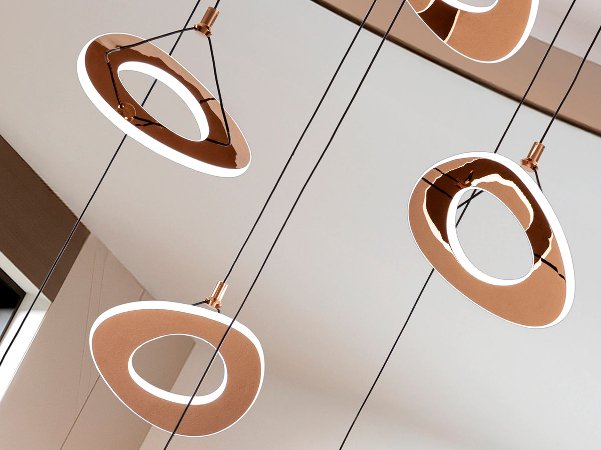 Lámpara Colgante LED Mirena 7 Luces Oro Rosa Schuller en ambiente decorado | Schuller