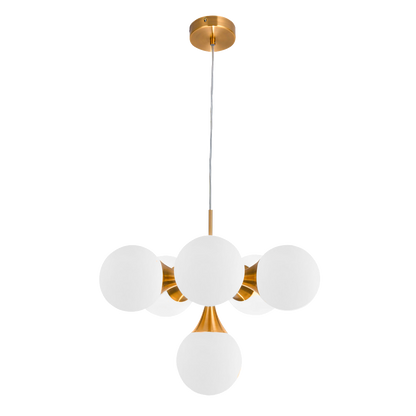 Elegante lámpara de techo dorada, ideal para salones modernos